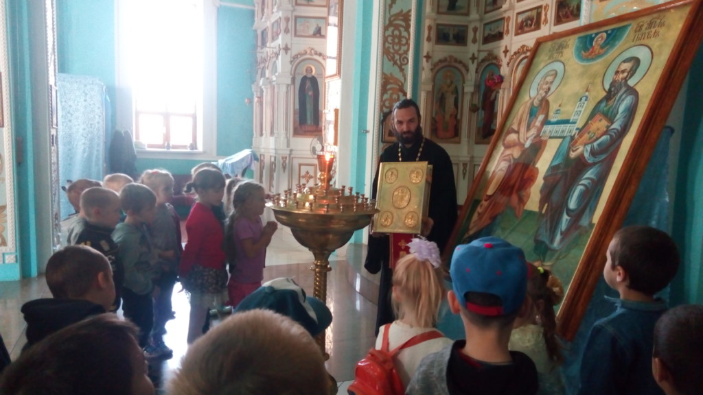 Старшая группа детского сада » Березка»посетила храм